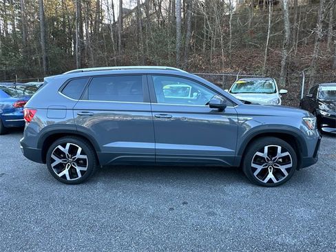 Certified 2022 Volkswagen Taos SEL image 8