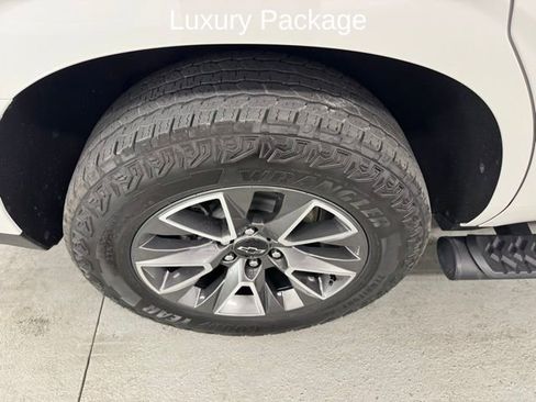 Used 2024 Chevrolet Tahoe Z71 w/ Luxury Package AWD/4WD image 4