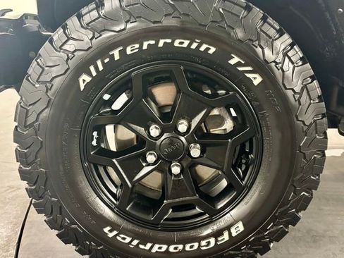 Used 2022 Jeep Gladiator Willys image 11