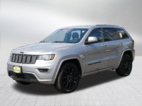 Used 2019 Jeep Grand Cherokee Altitude AWD/4WD image 3