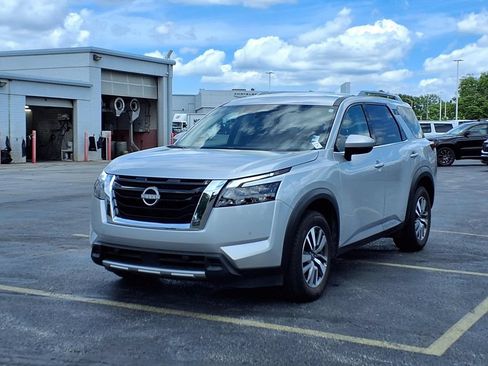 Used 2025 Nissan Pathfinder SL FWD image 2