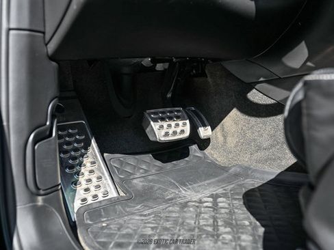 Used 2018 Bentley Bentayga image 24