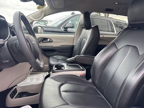 Used 2023 Chrysler Pacifica Touring-L image 12