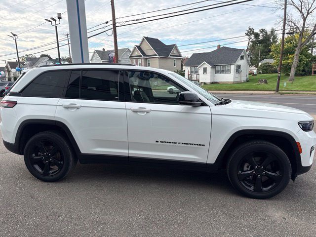 Used 2023 Jeep Grand Cherokee Altitude AWD/4WD image 5