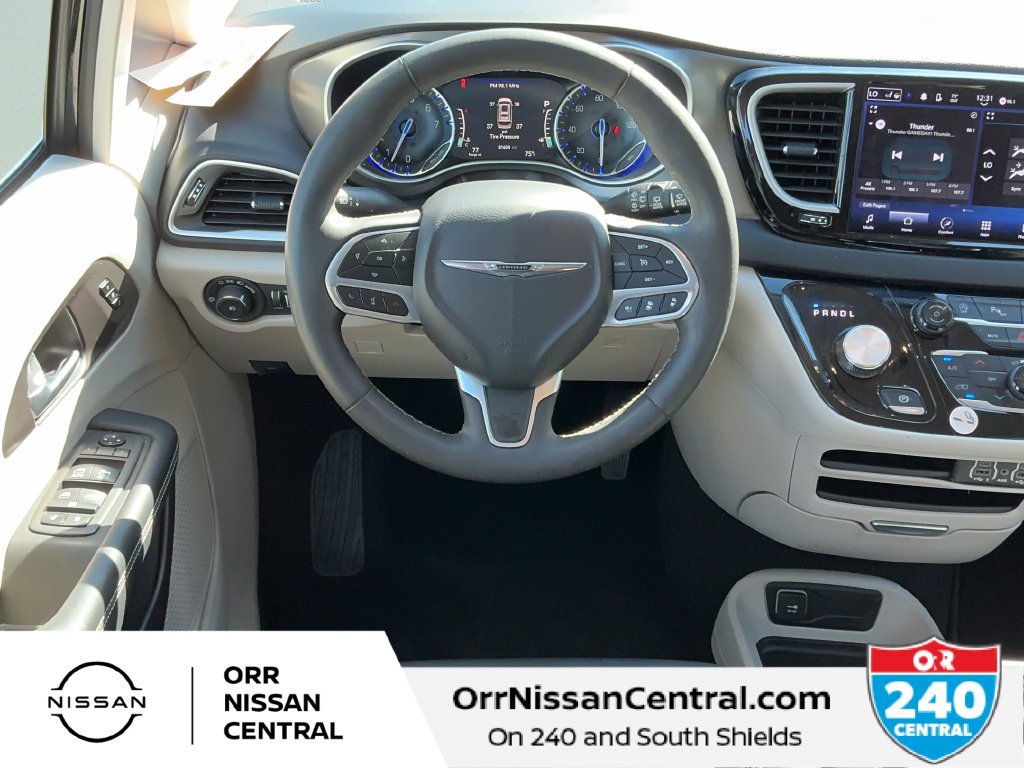 Used 2024 Chrysler Pacifica Touring-L FWD image 15