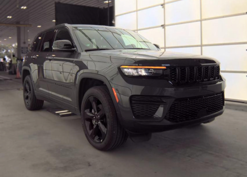 Used 2023 Jeep Grand Cherokee Altitude AWD/4WD image 4