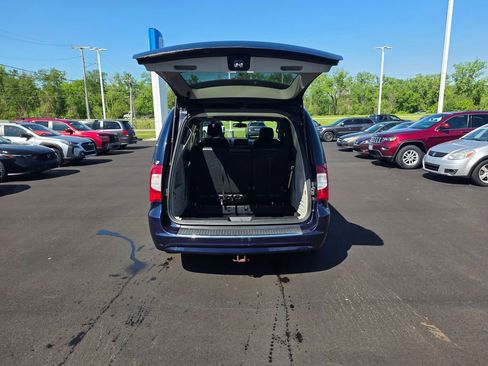 Used 2014 Chrysler Town & Country Touring FWD image 15