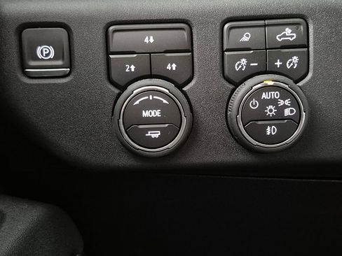 Used 2026 Chevrolet Silverado 2500 LT w/ All Star Edition AWD/4WD image 18