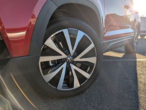 Used 2024 Volkswagen Taos SE w/ Panoramic Sunroof Package image 34