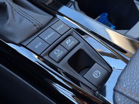 Used 2025 Toyota Camry XLE AWD/4WD image 36