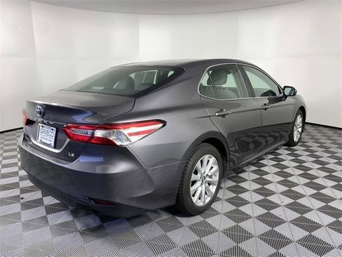Used 2018 Toyota Camry LE image 9