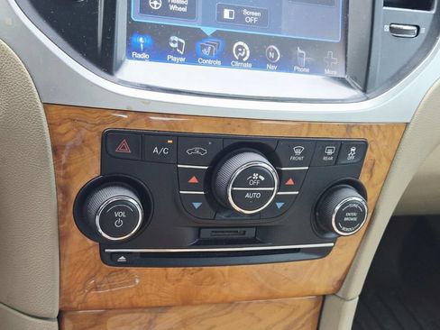 Used 2013 Chrysler 300 C RWD image 18