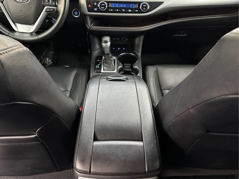 Used 2019 Toyota Highlander XLE AWD/4WD image 22