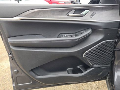 Used 2025 Jeep Grand Cherokee Limited w/ Luxury Tech Group II image 20