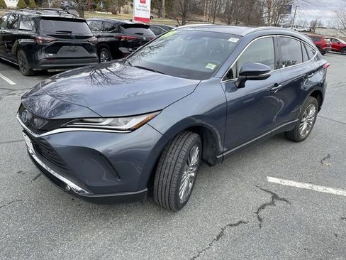 Certified 2023 Toyota Venza XLE image 3