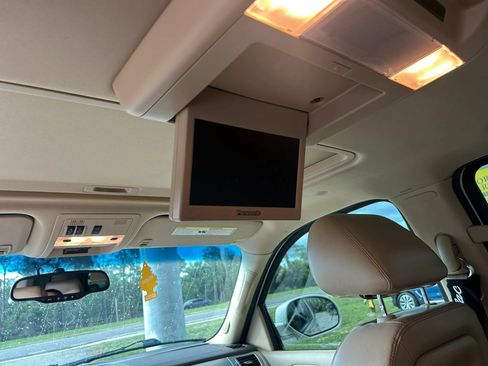 Used 2011 Cadillac Escalade Premium RWD image 6