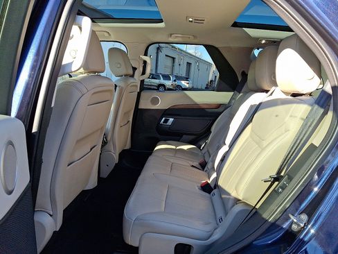 Used 2018 Land Rover Discovery HSE image 11