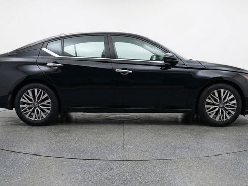 Used 2025 Nissan Altima 2.5 SV image 11