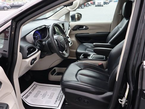 Used 2023 Chrysler Pacifica Touring-L FWD image 6