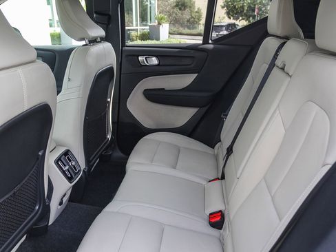 Used 2025 Volvo XC40 B5 Plus w/ Protection Package Premier image 19