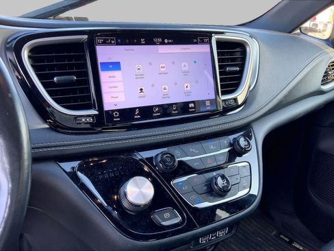 Used 2021 Chrysler Pacifica Touring-L w/ Uconnect Theater Family Group FWD image 6