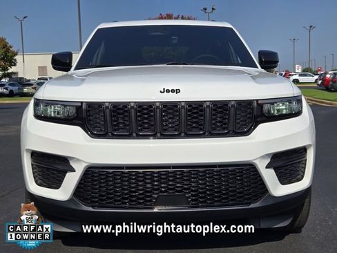 Used 2025 Jeep Grand Cherokee Altitude RWD image 8