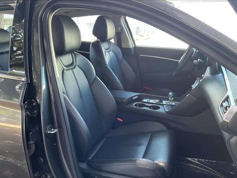Used 2025 Genesis G70 2.5T RWD image 9