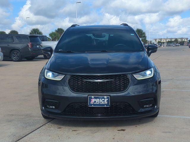 Used 2021 Chrysler Pacifica Touring-L w/ Uconnect Theater Family Group FWD image 2
