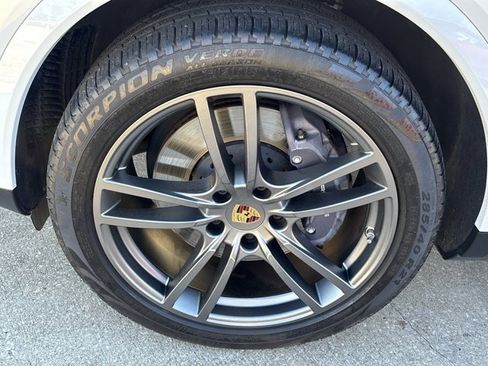 Used 2022 Porsche Cayenne Coupe image 13