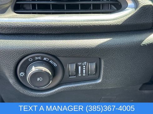 Used 2025 Chrysler Pacifica Limited FWD image 23