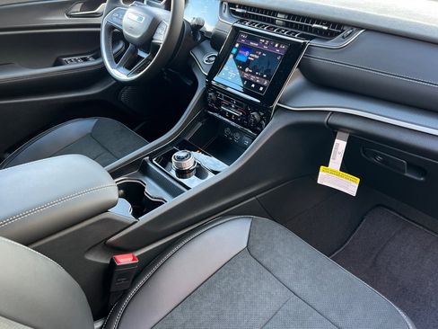 New 2025 Jeep Grand Cherokee Altitude image 16