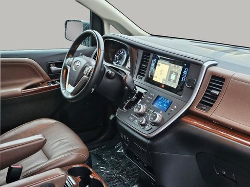 Used 2017 Toyota Sienna Limited Premium image 26