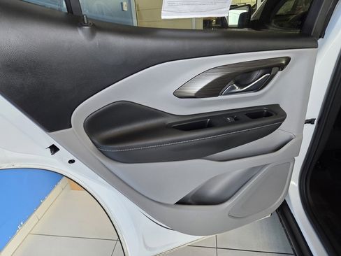 Used 2023 GMC Terrain SLT image 17