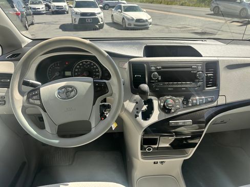Used 2013 Toyota Sienna LE w/ Towing Pkg FWD image 7