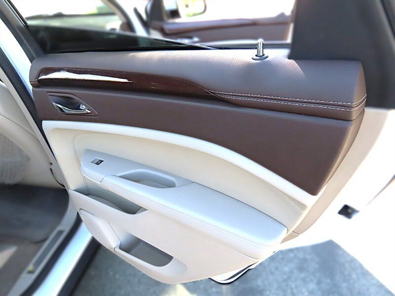 Used 2011 Cadillac SRX Luxury FWD image 29