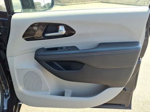Used 2023 Chrysler Pacifica Limited image 28