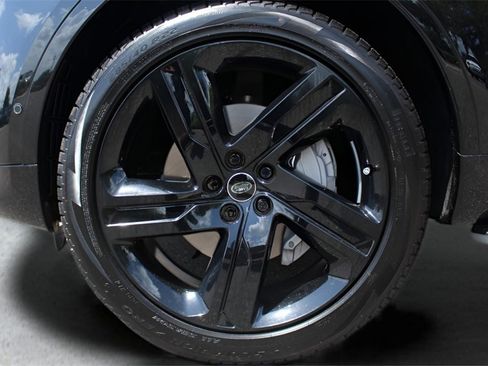 New 2025 Land Rover Discovery Dynamic SE image 8