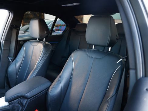 Used 2018 BMW 340i xDrive Sedan w/ Premium Package image 9