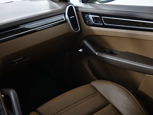 Certified 2023 Porsche Cayenne Turbo S AWD/4WD image 31