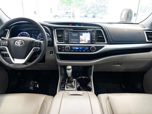 Used 2019 Toyota Highlander XLE AWD/4WD image 9