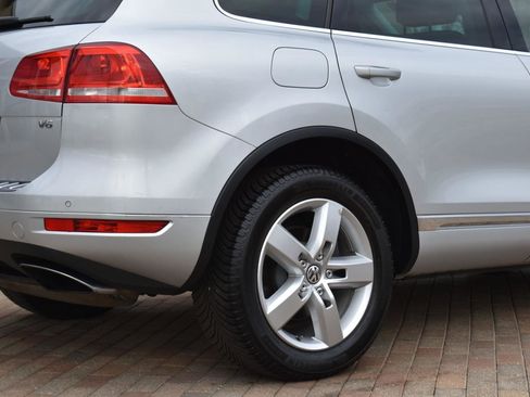Used 2012 Volkswagen Touareg Sport image 11