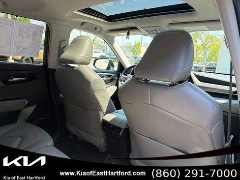 Used 2023 Toyota Highlander XLE AWD/4WD image 14