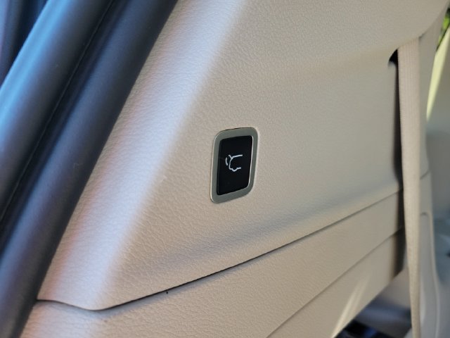 Used 2024 Chrysler Pacifica Touring-L FWD image 22