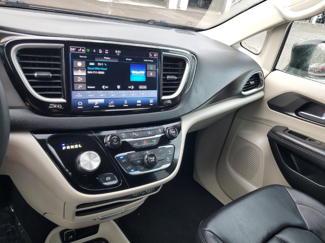 Used 2024 Chrysler Pacifica Touring-L FWD image 25