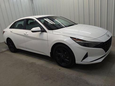 Used 2022 Hyundai Elantra SEL w/ Convenience Package FWD image 11