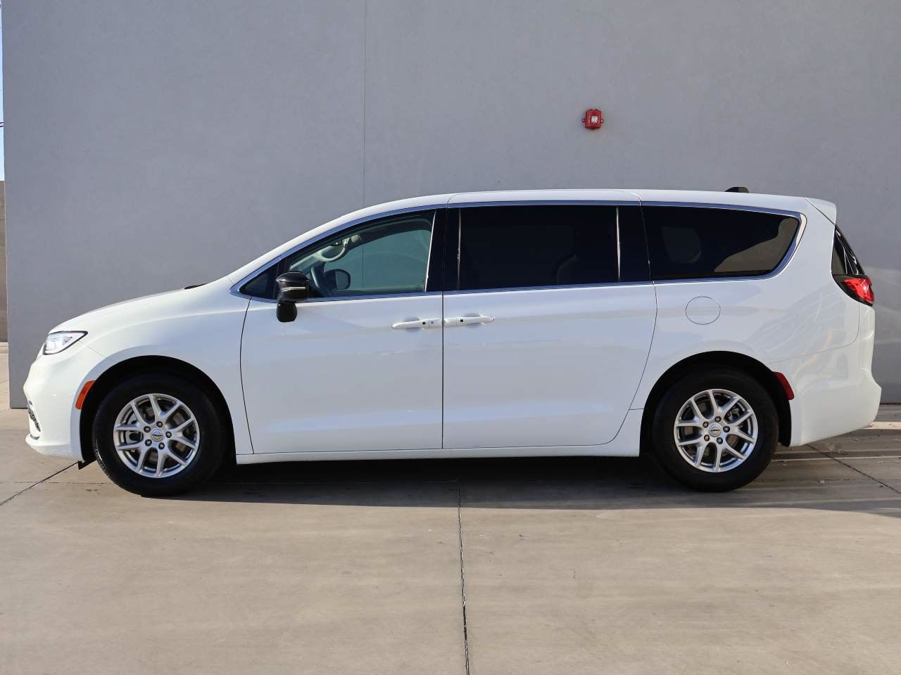 Used 2024 Chrysler Pacifica Touring-L FWD image 2