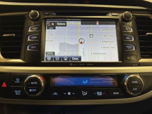 Used 2018 Toyota Highlander SE image 16