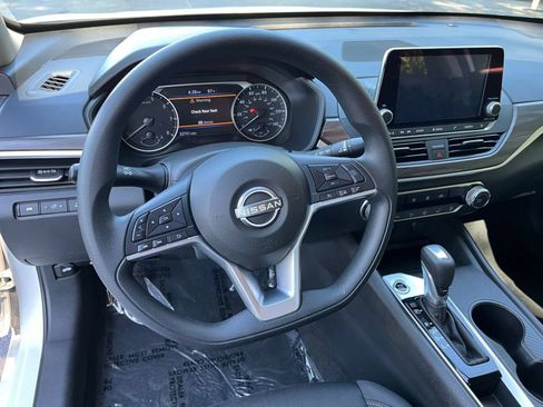 Used 2025 Nissan Altima 2.5 SV FWD image 28