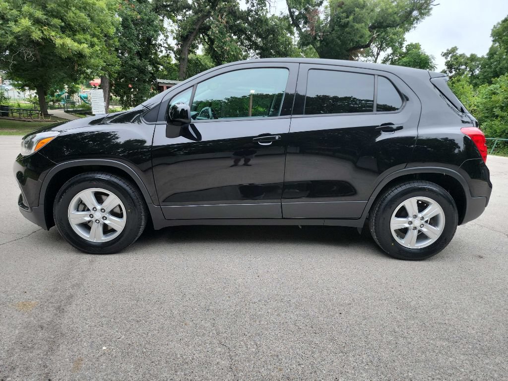 Used 2020 Chevrolet Trax LS w/ Tint and Cruise Package FWD image 4