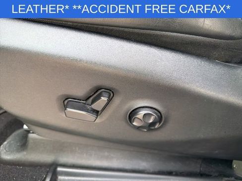 Used 2025 Chrysler Pacifica Limited FWD image 28